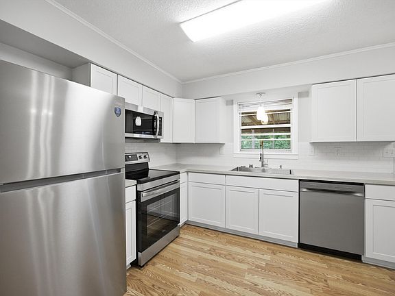 5th image of 1032 Hillcrest Rd