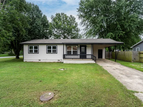 220 N Giles Ave, Gentry, AR 72734