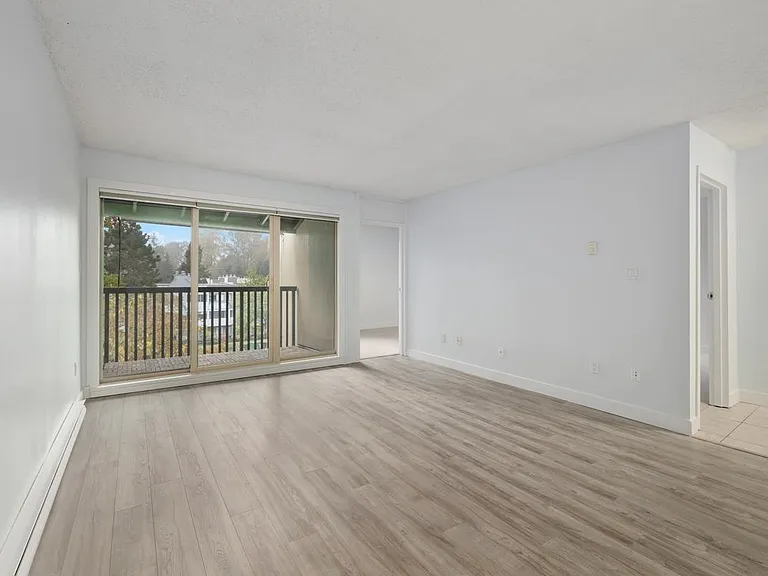 9857 Manchester Dr #407 — Photo 2