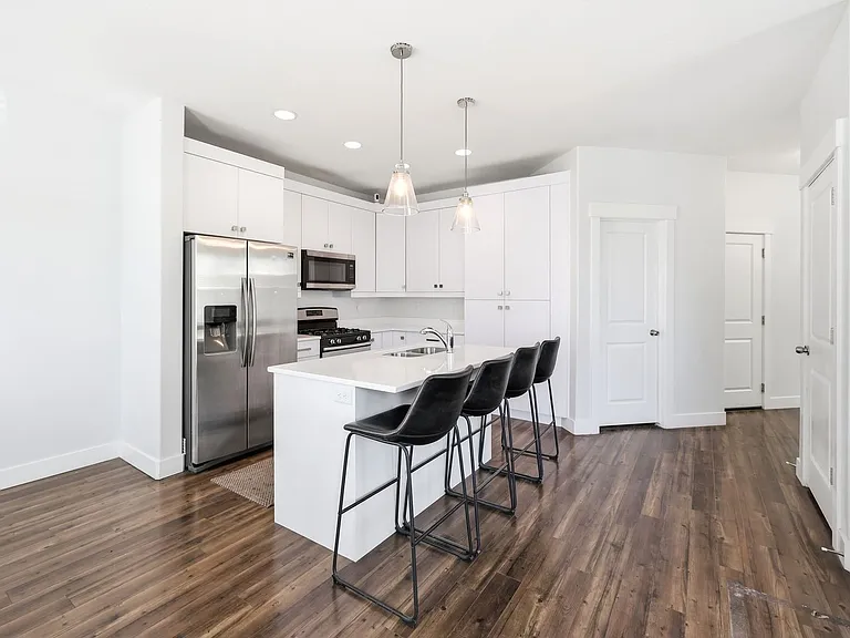 153 W Silver Springs Dr — Photo 4