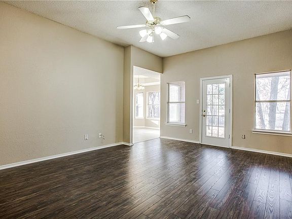 4th image of 709 Oak Park Dr