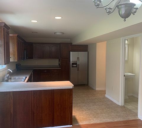 3rd image of 558 Hampton Way