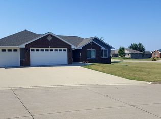 9496 Cashel Dr E, Peosta, IA 52068
