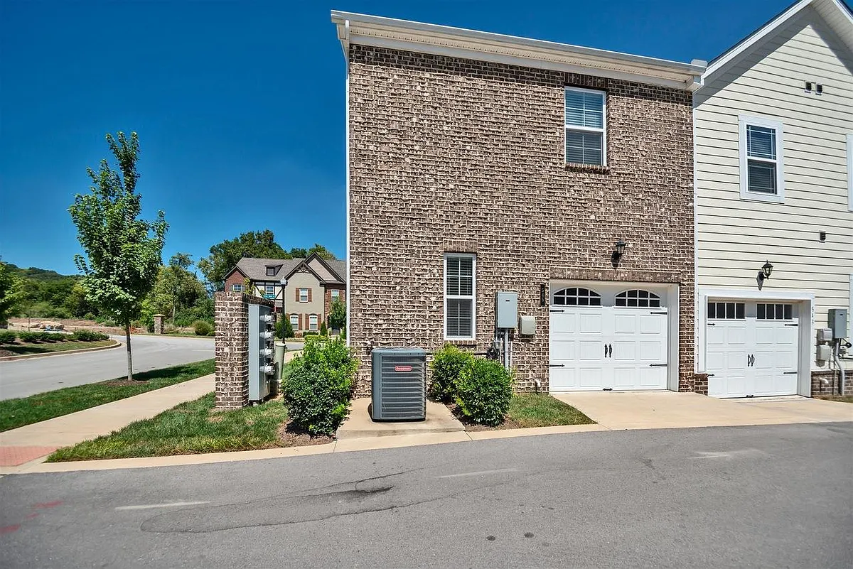 one car garage - 545 Vintage Green Ln
