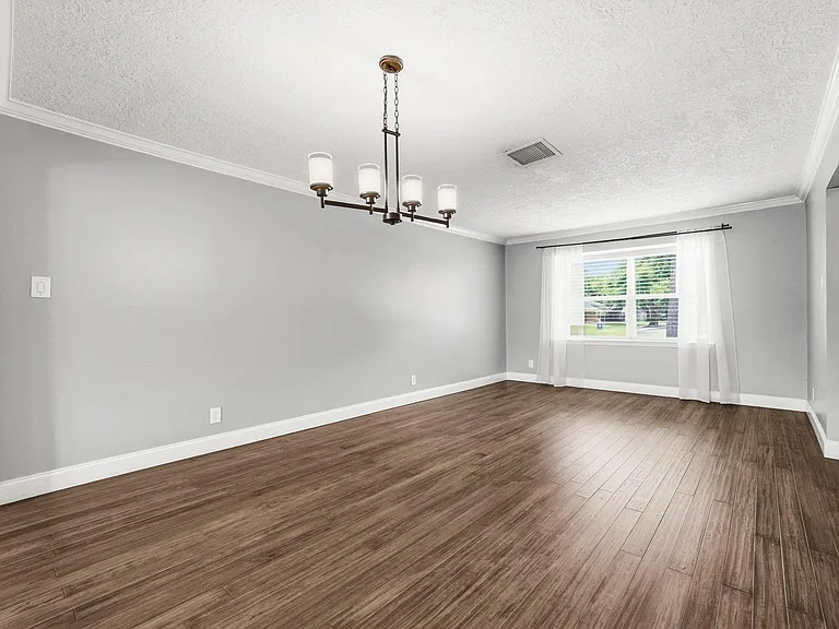 11102 Endicott Ln — Photo 8