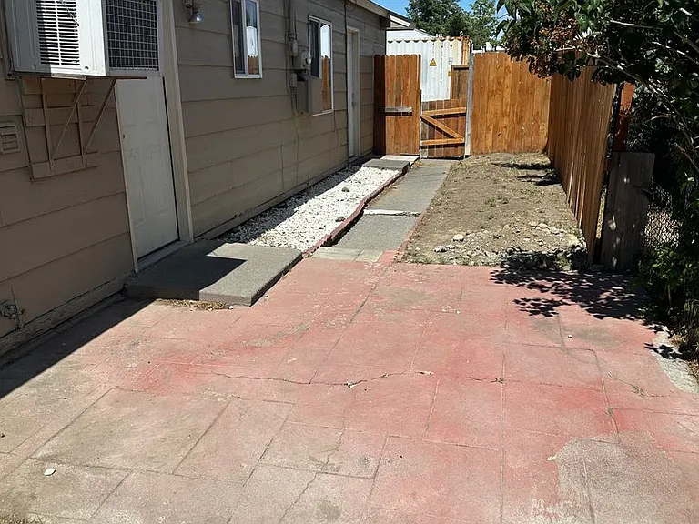 812 Lindberg Ln — Photo 2