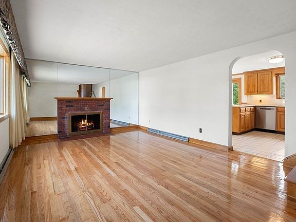 5th image of 20 Kittredge St