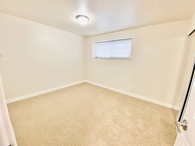 515 East Denny Apartments — Photo 23