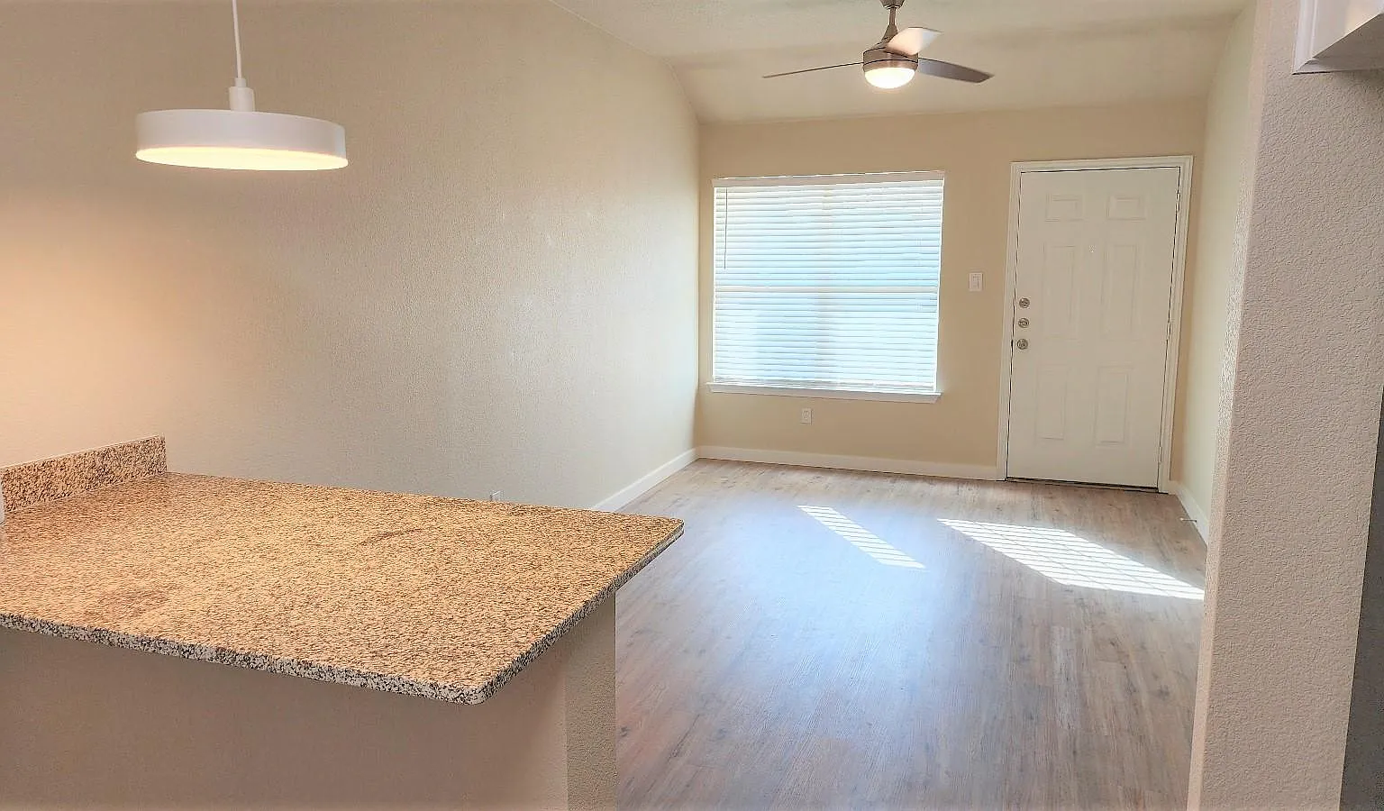 1 bed, 702 sqft, $995 — Photo 3