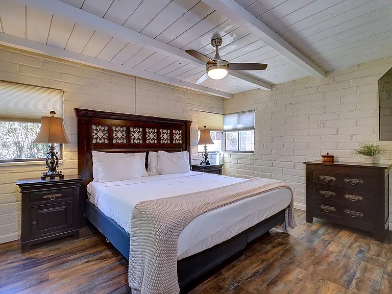 Riverside Suites — Photo 117