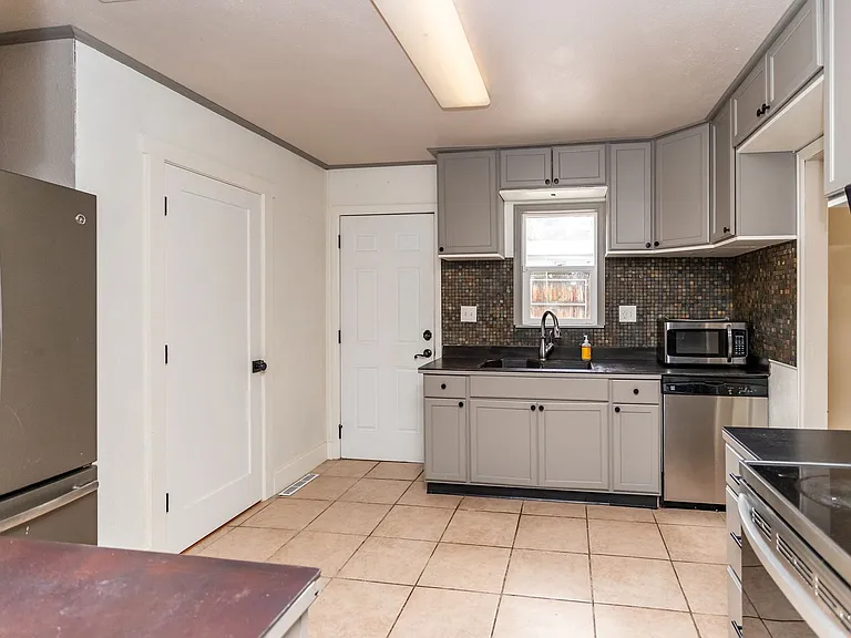 1005 Norwood Ave — Photo 3