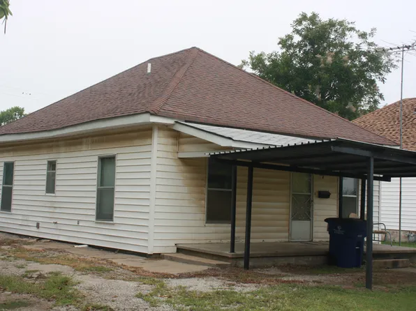 224 S Oak St, Nowata, OK 74048