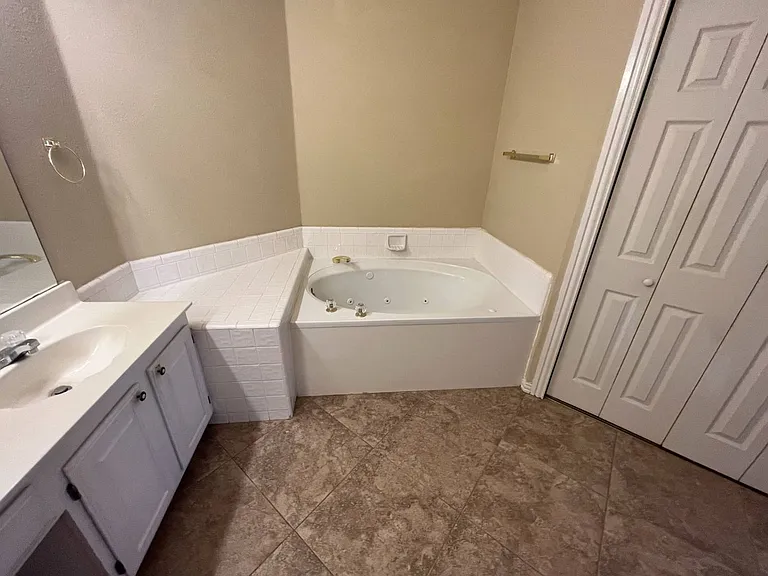 11017 Knoxville Ln — Photo 10