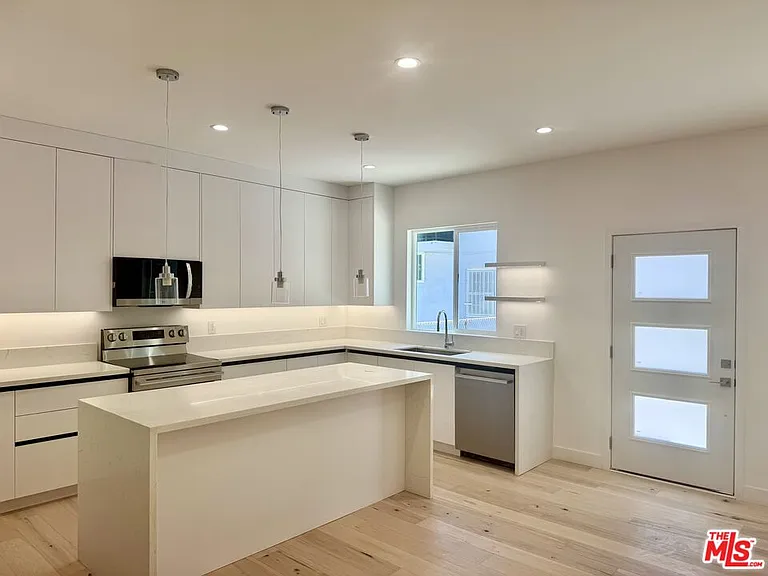 418 N Orange Grove Ave — Photo 2