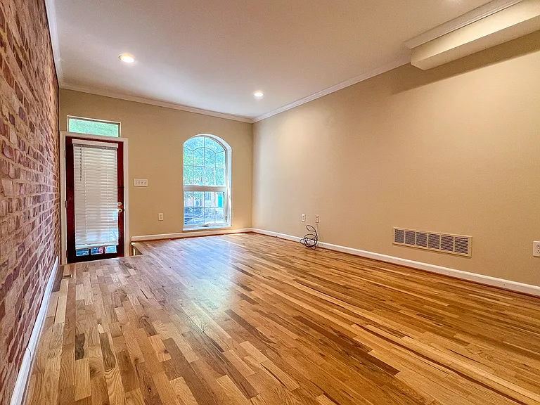 1463 Woodall St — Photo 2