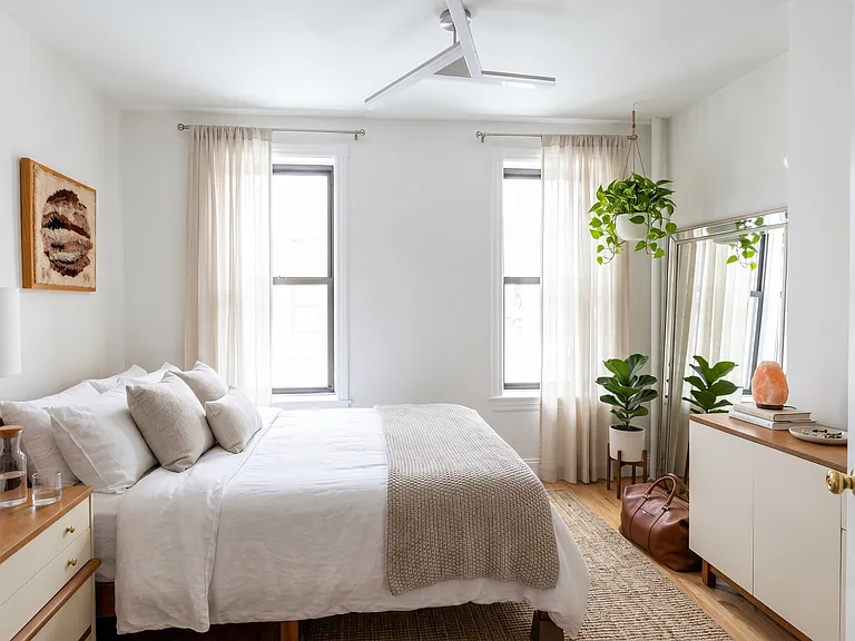 118 E 4th St #11 — Photo 1
