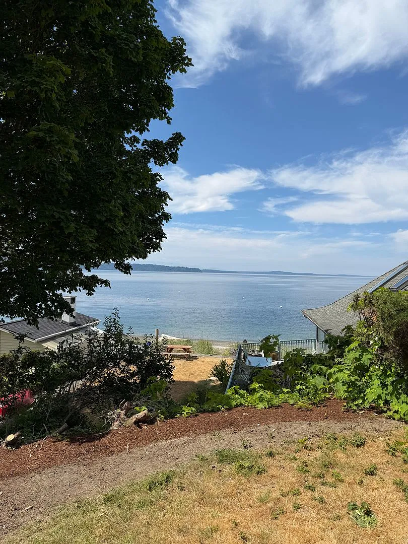 Waterfront Rental in Three Tree Point Short Term Lease Only — Photo 2