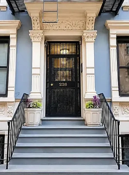 226 W 25th St #1FE