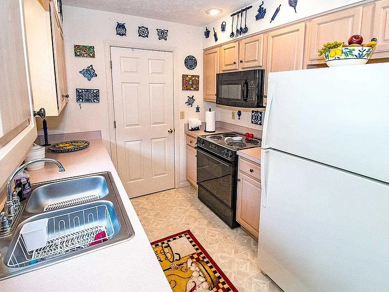 7844 Crystal Ct — Photo 4