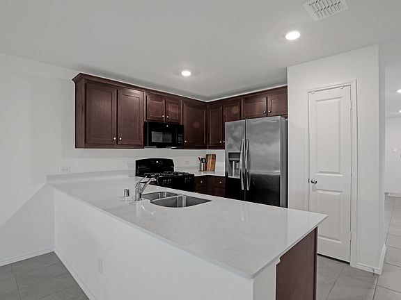 4th image of 14048 Earlham St