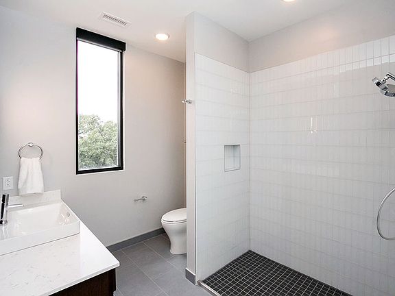 4th image of 1300 Melrose Ave #212