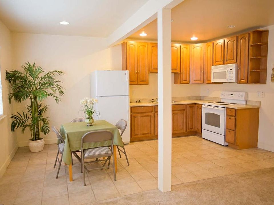 1st image of 422 S Washington St #3