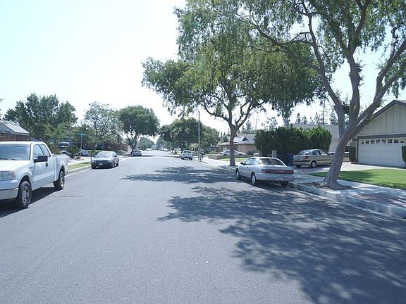 4th image of 2032 E Alondra St