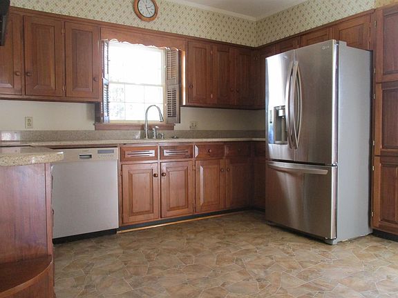 5th image of 102 Bennett Ct