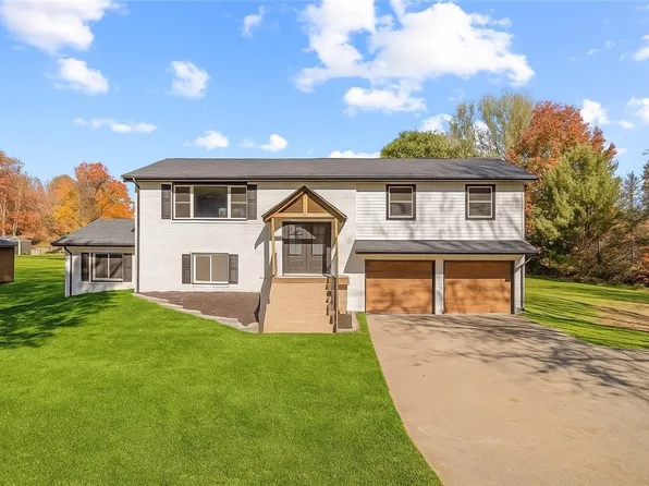 1130 Blue Sky Dr, New Castle, PA 16105