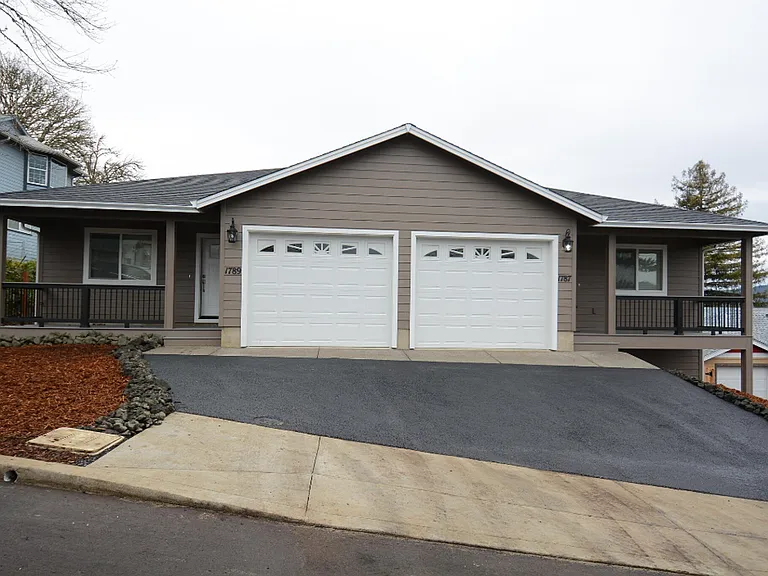 524 & 526 NE Clover Ave — Photo 1
