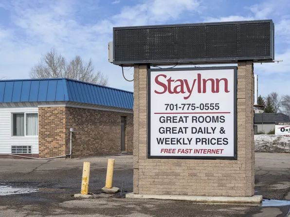 1000 N 42nd St, Grand Forks, ND 58203