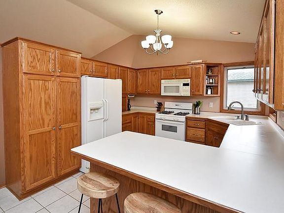 4th image of 9182 Coral Sea St NE