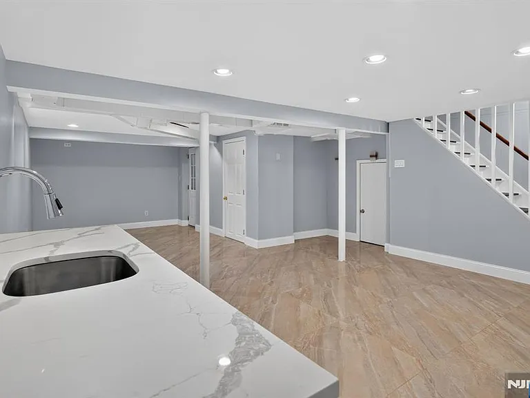 670 John St — Photo 13