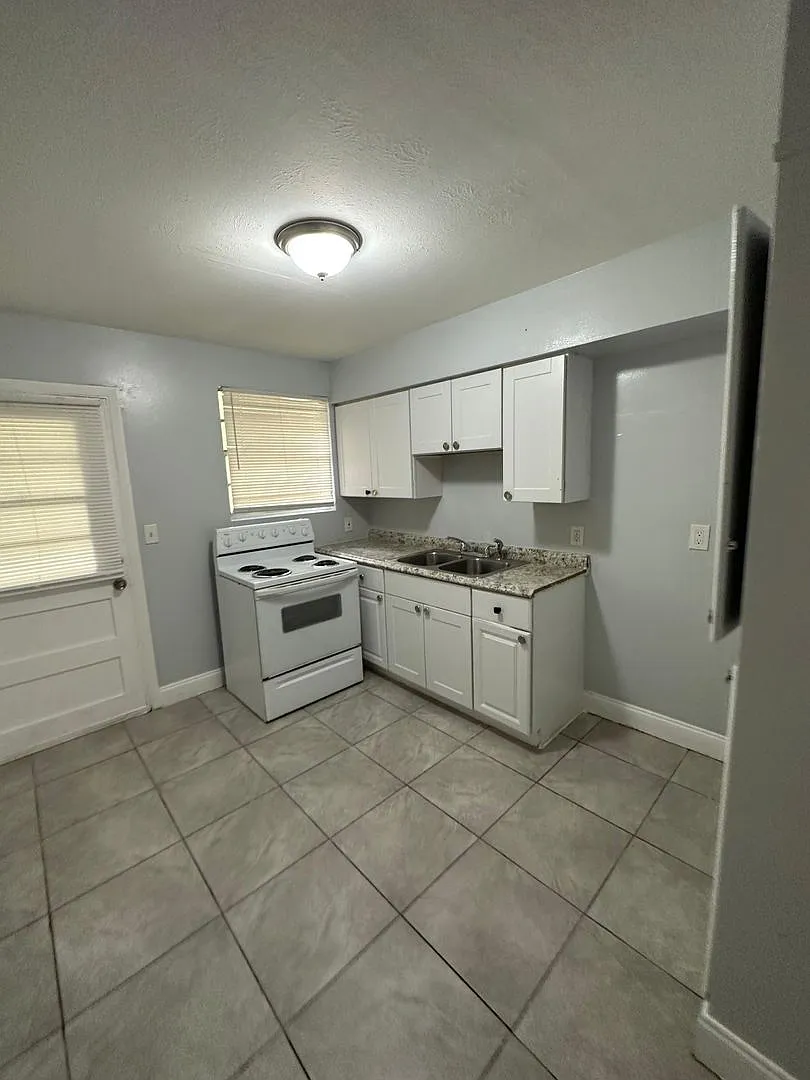 2100 Palafox St. — Photo 2