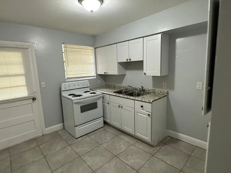 2100 Palafox St — Photo 2