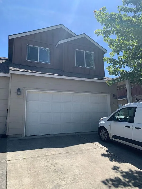 3 bed, 2.5 bath, 1273 sqft, $2,100 — Photo 1