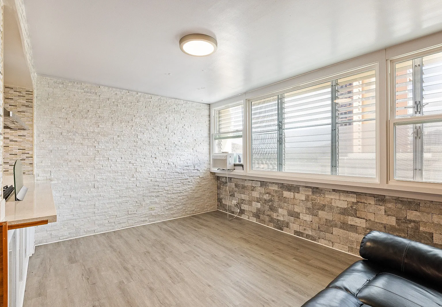 2 Bed / 1 Bath 1 Parking , Community Pool , Electricity, Water, Sewer & Gas Included, Secured Bui... — Photo 2