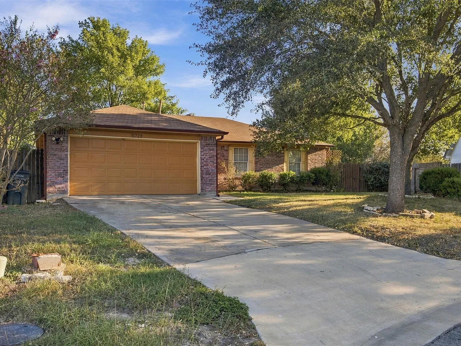 3 bed, 2.0 bath, 1174 sqft, $2,000 — Photo 1
