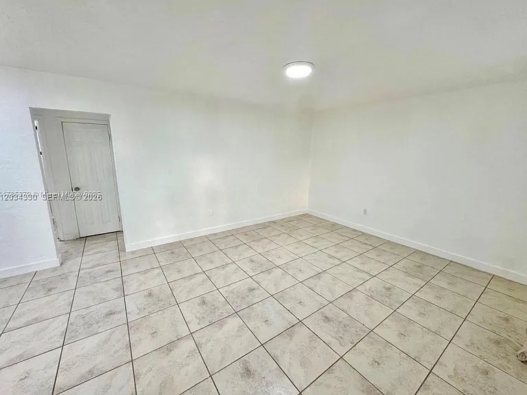 550 SW 10th St #6 — Photo 6