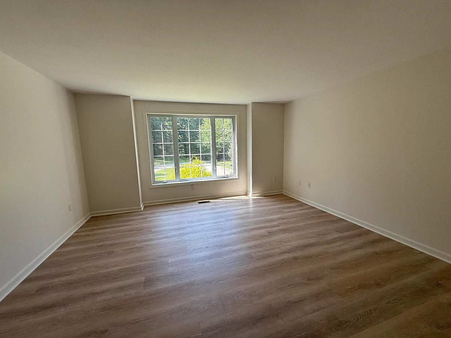 3 bed, 1.5 bath, 1550 sqft, $3,000 — Photo 2