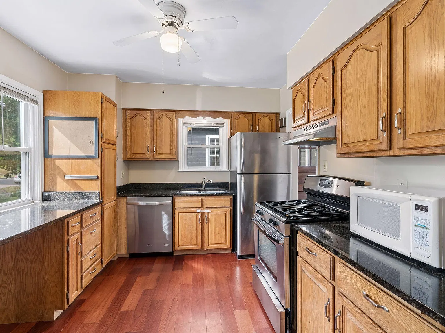 2 bed, 2.5 bath, 1600 sqft, $2,599 — Photo 3