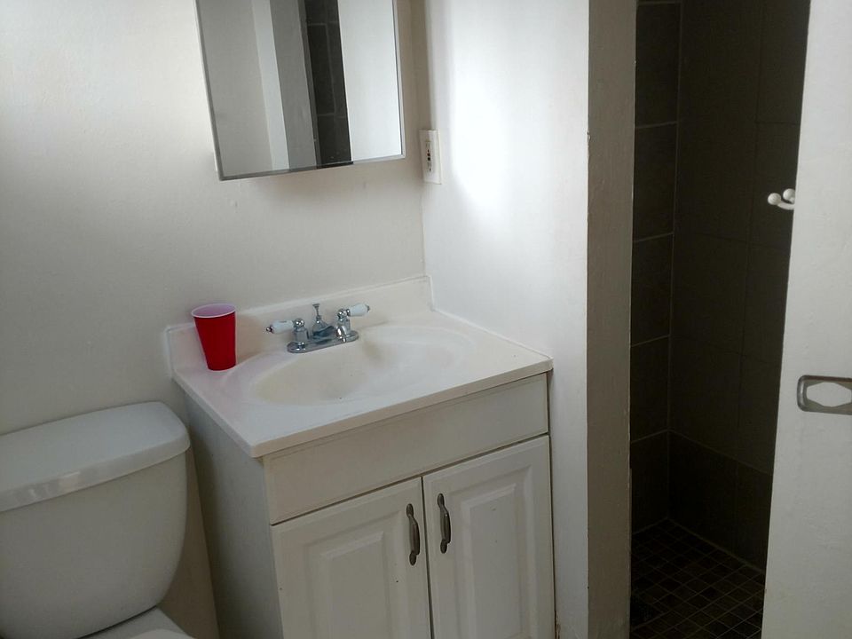 2nd image of 301 S 33rd St