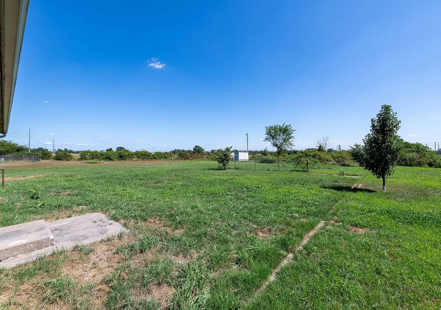 Culdesac Home on Over Half an Acre! Pet friendly and 6-12 month leases! — Photo 2