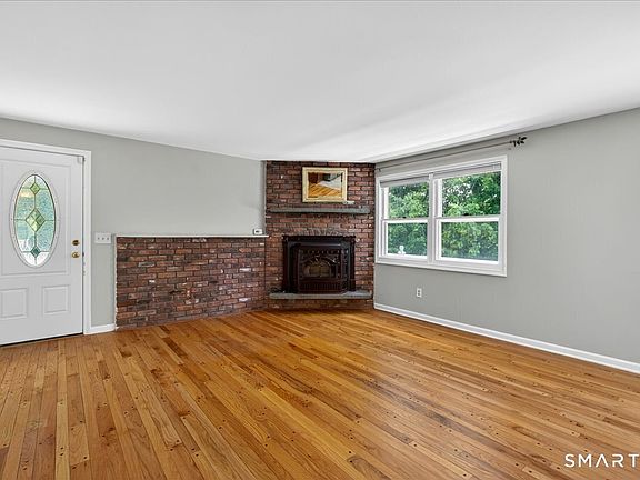 4th image of 22 Cloverdale Avenue