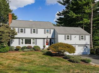 8 Drury Ln, West Hartford, CT 06117