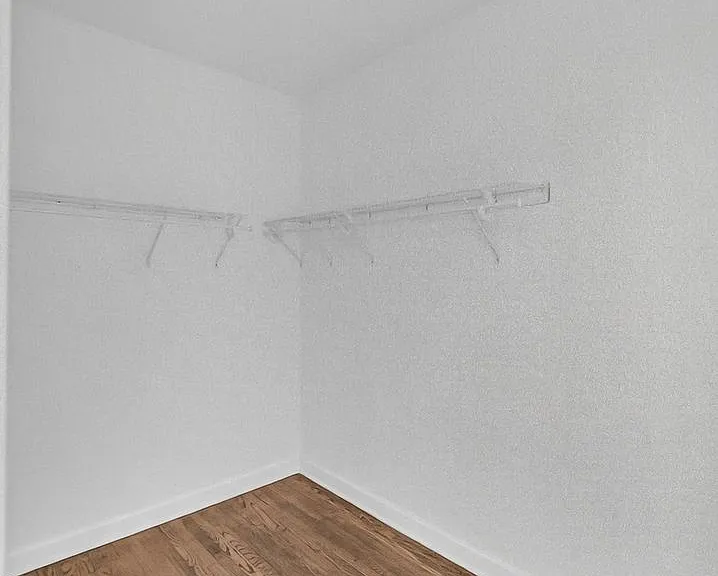 6565 N. Lakewood Renovated Rogers Park Apartments — Photo 23