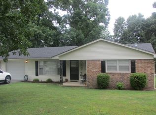 1615 Hilltop Dr, Lawrenceburg, TN 38464