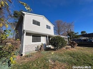 23 Julie Cres, Central Islip, NY 11722