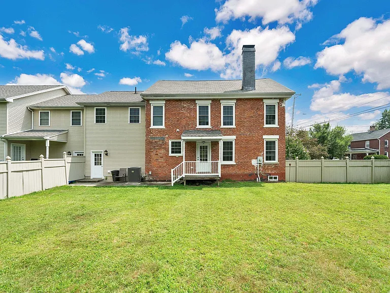 54 E Silver St #A — Photo 6