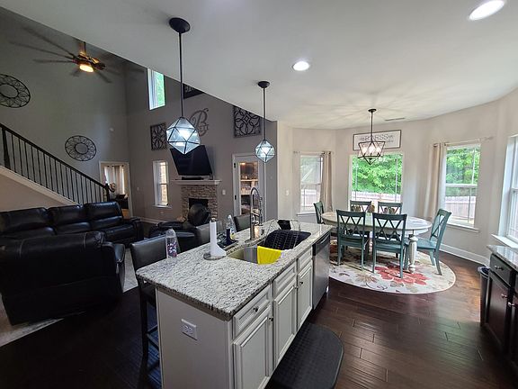 2nd image of 512 Liverpool Dr